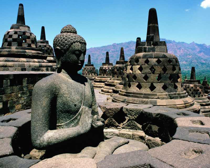 Pourquoi visiter le stupa bouddhiste de Borobudur en Indonésie