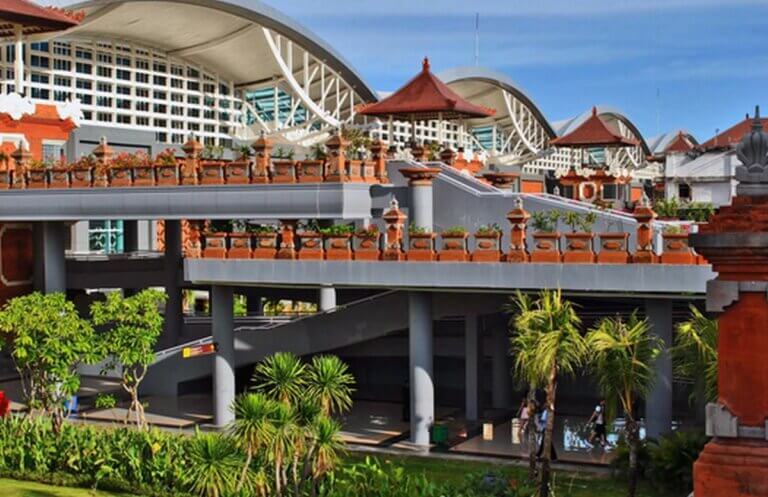 Zone fumeur à l&rsquo;aéroport international Ngurah Rai de Denpasar à Bali